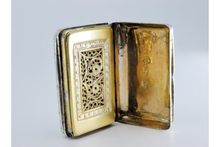 Caixa de Vinagrete em prata e ouro com gravados na tampa do período de George III.